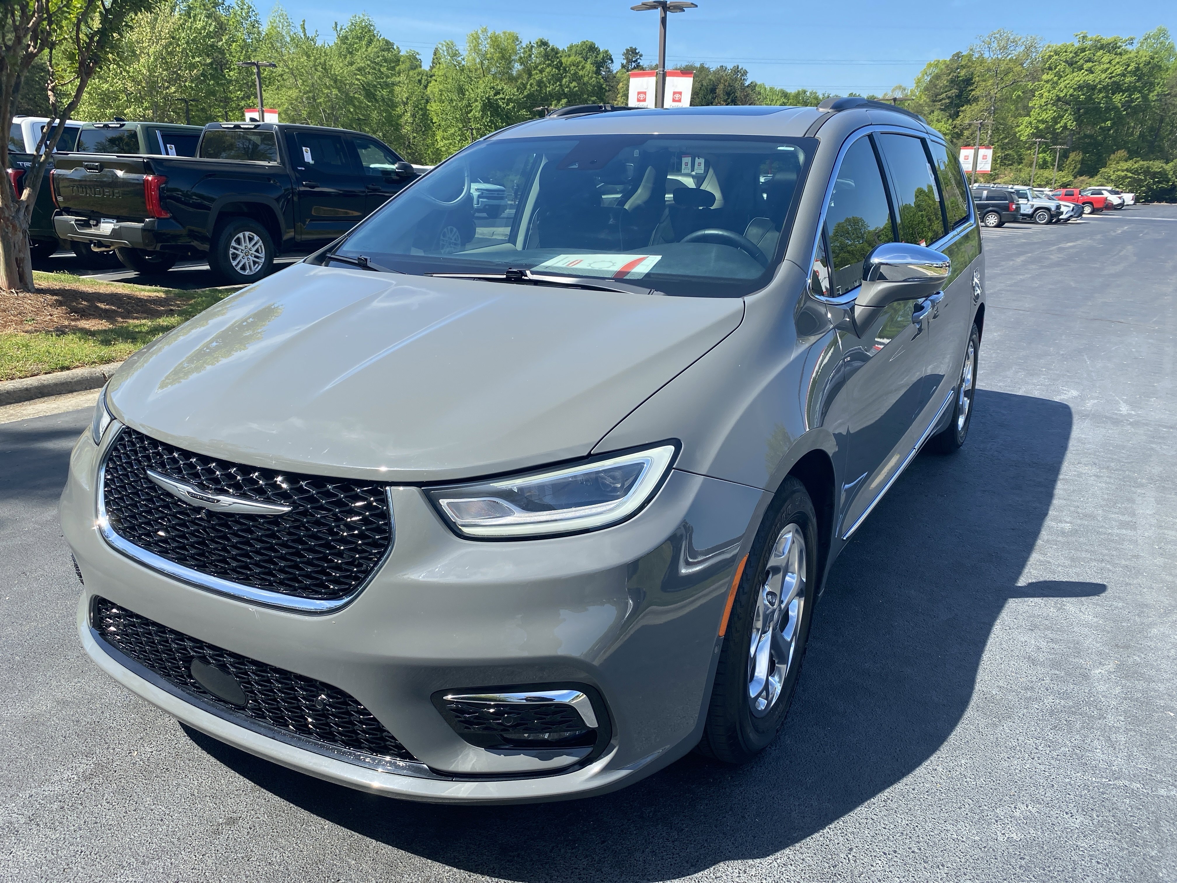 Used 2022 Chrysler Pacifica Limited image 1