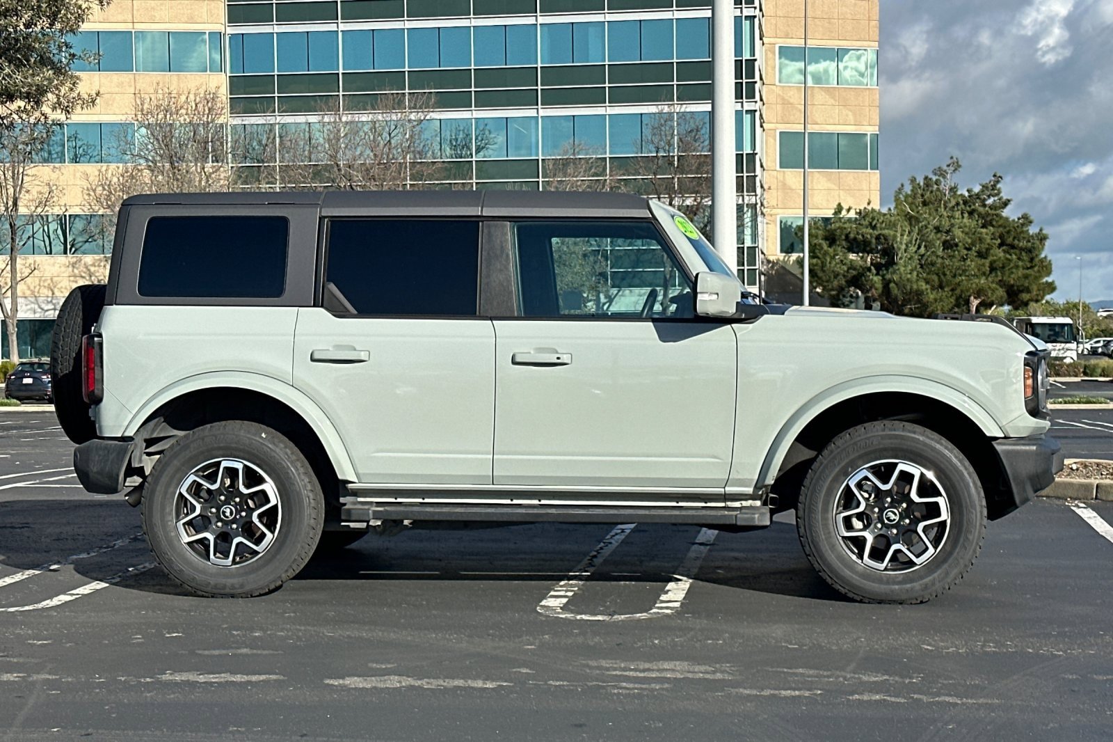 Used 2023 Ford Bronco Outer Banks image 3