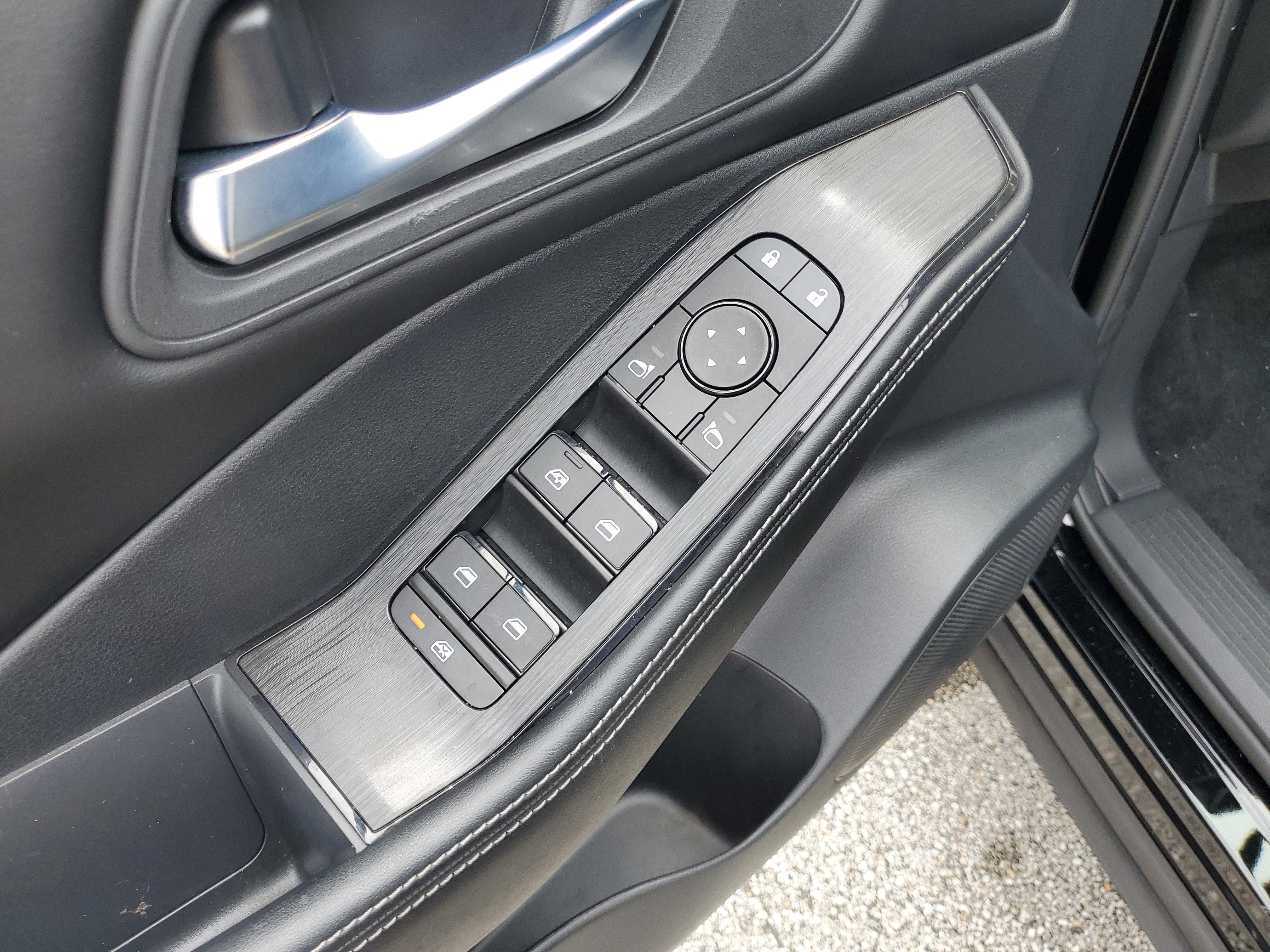 Used 2024 Nissan Rogue SV image 14