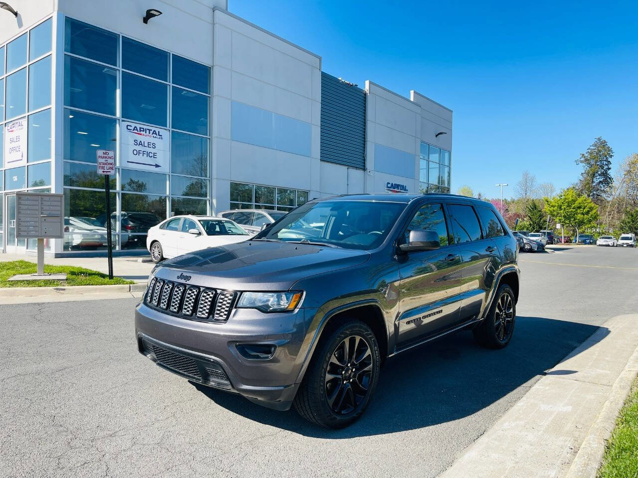 Used 2018 Jeep Grand Cherokee Altitude image 2