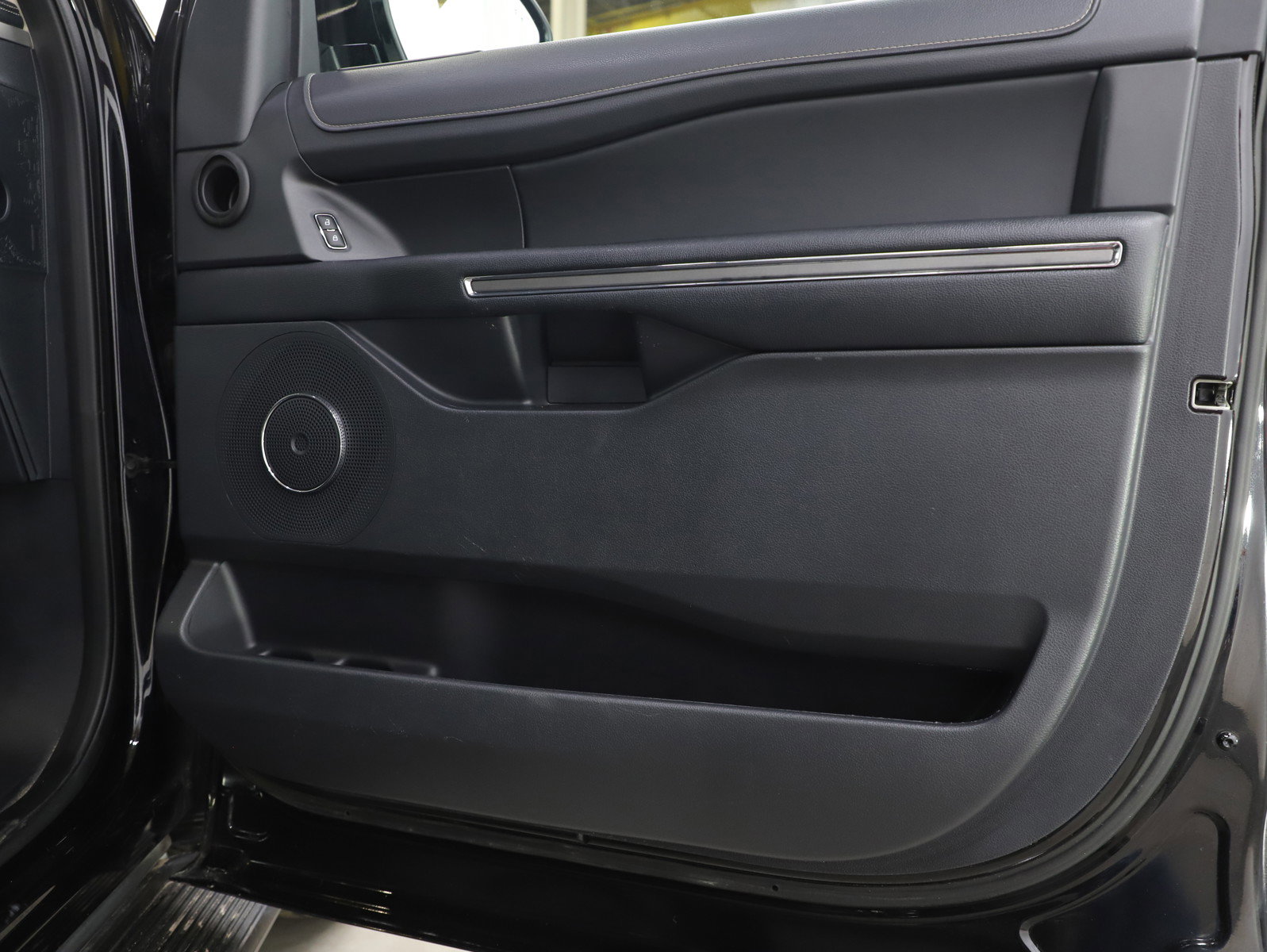 Used 2024 Ford Expedition Max XLT image 9