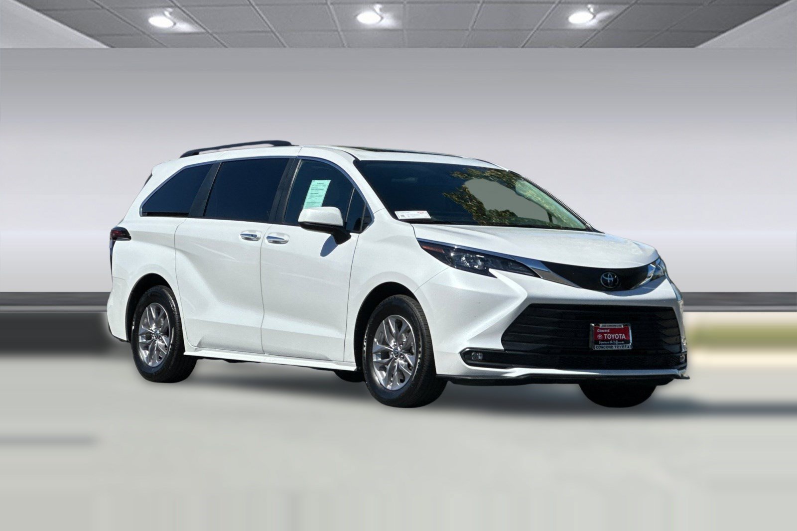 Used 2026 Toyota Sienna XLE FWD image 7