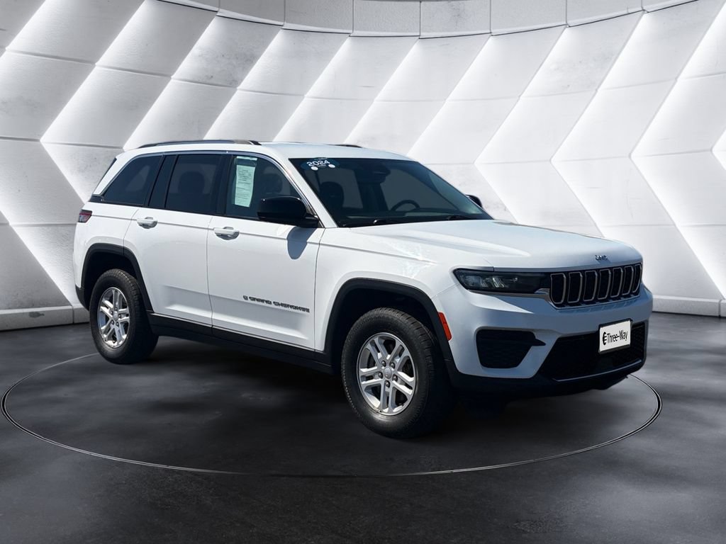 Used 2024 Jeep Grand Cherokee Laredo RWD image 7