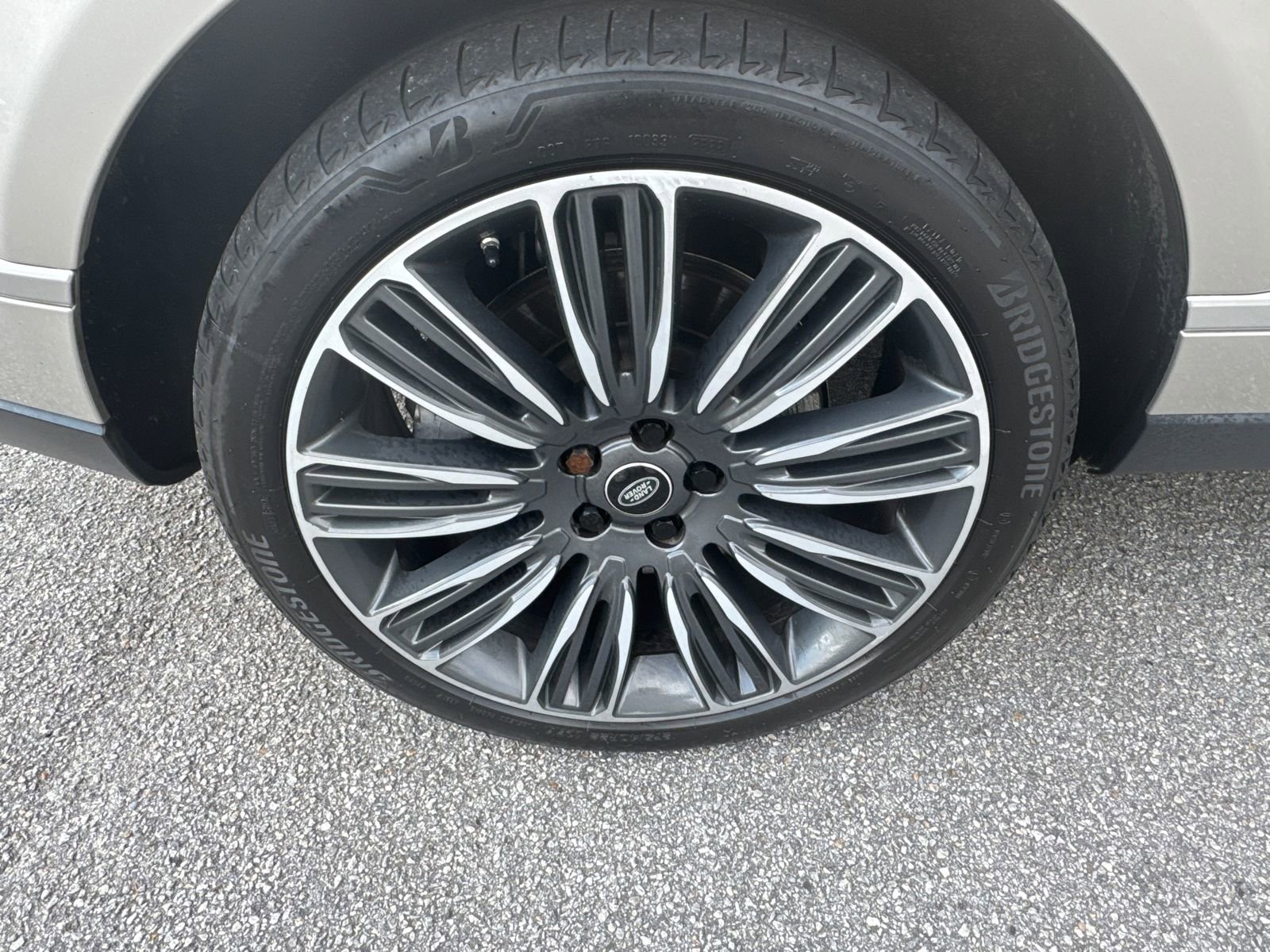 Used 2020 Land Rover Range Rover HSE image 17