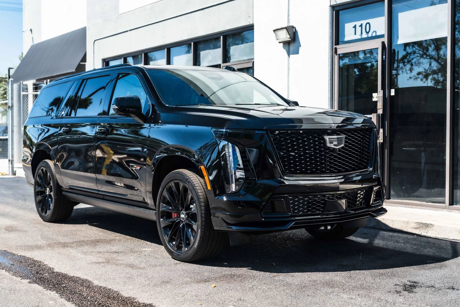 Used 2026 Cadillac Escalade ESV V w/ LPO, ONYX Package AWD/4WD image 2