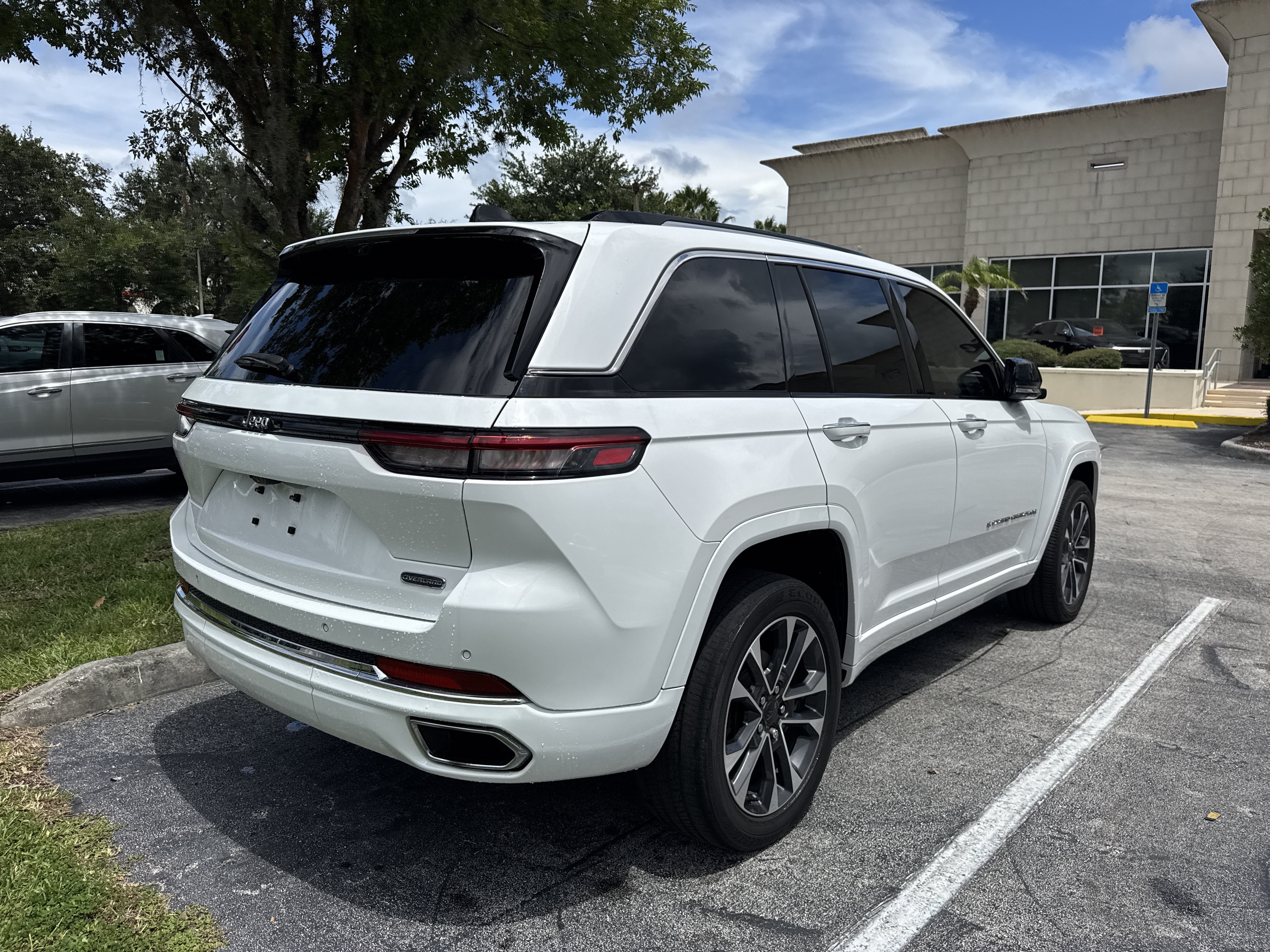 Used 2023 Jeep Grand Cherokee Overland w/ Adv Protech Group III RWD image 3
