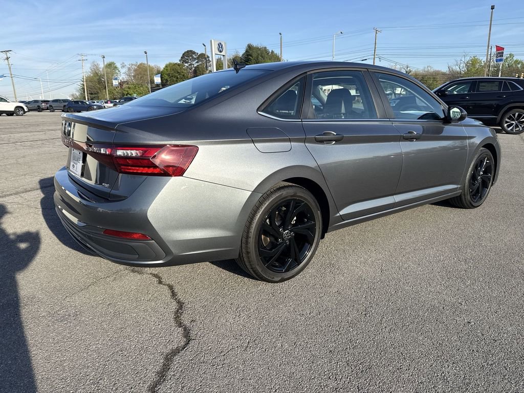 Used 2025 Volkswagen Jetta SE image 4