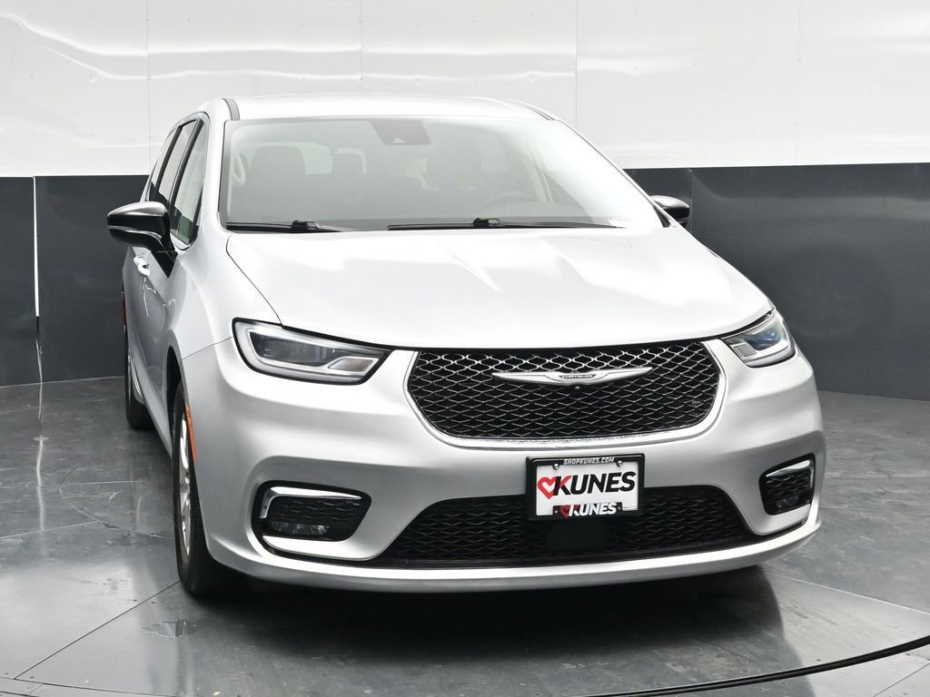 Used 2024 Chrysler Pacifica Touring-L FWD image 6