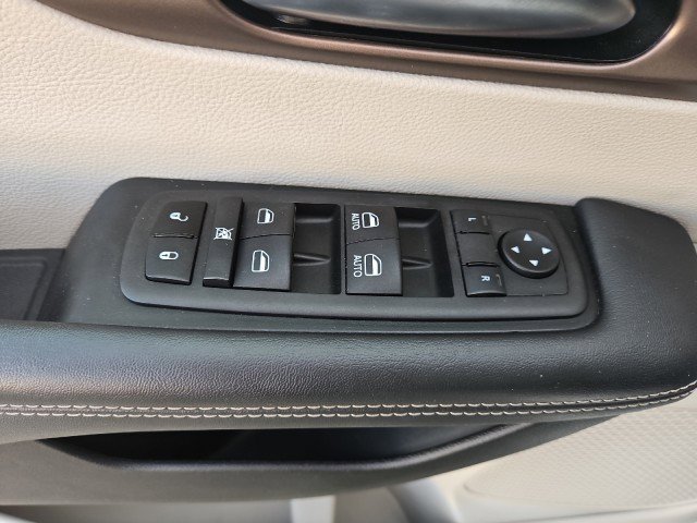 Used 2023 Chrysler Voyager LX image 10