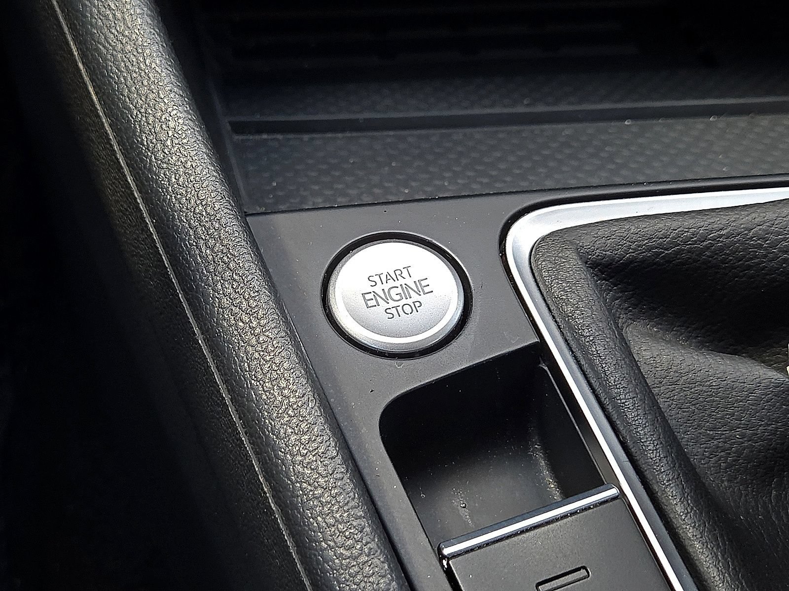 Used 2025 Volkswagen Jetta SE FWD image 29