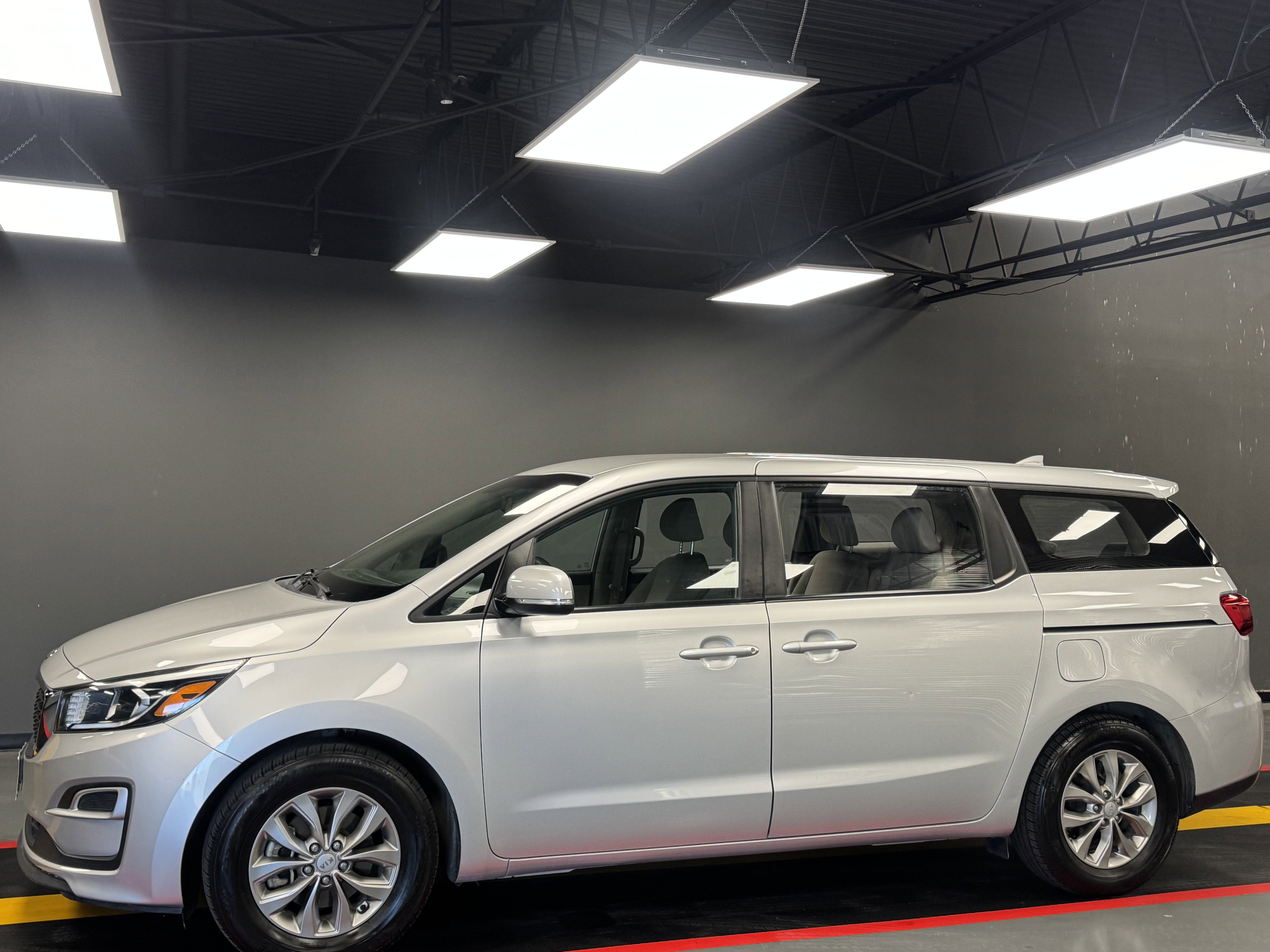Used 2019 Kia Sedona L FWD image 2