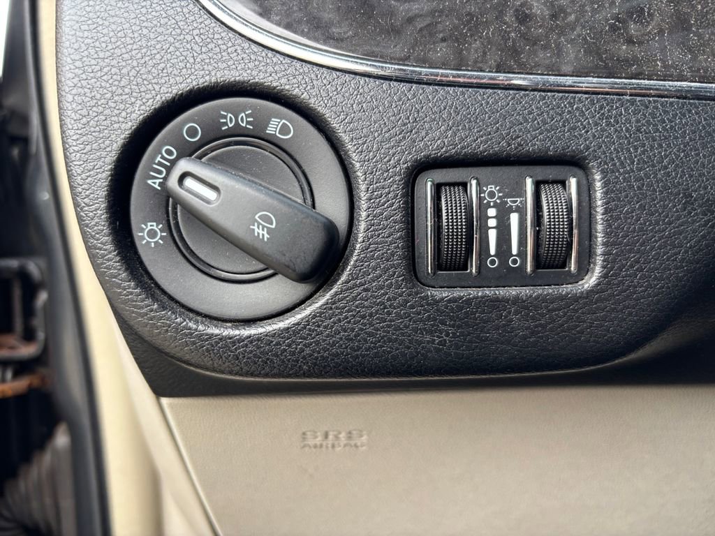 Used 2011 Chrysler Town & Country Touring-L w/ Entertainment Group #2 FWD image 22