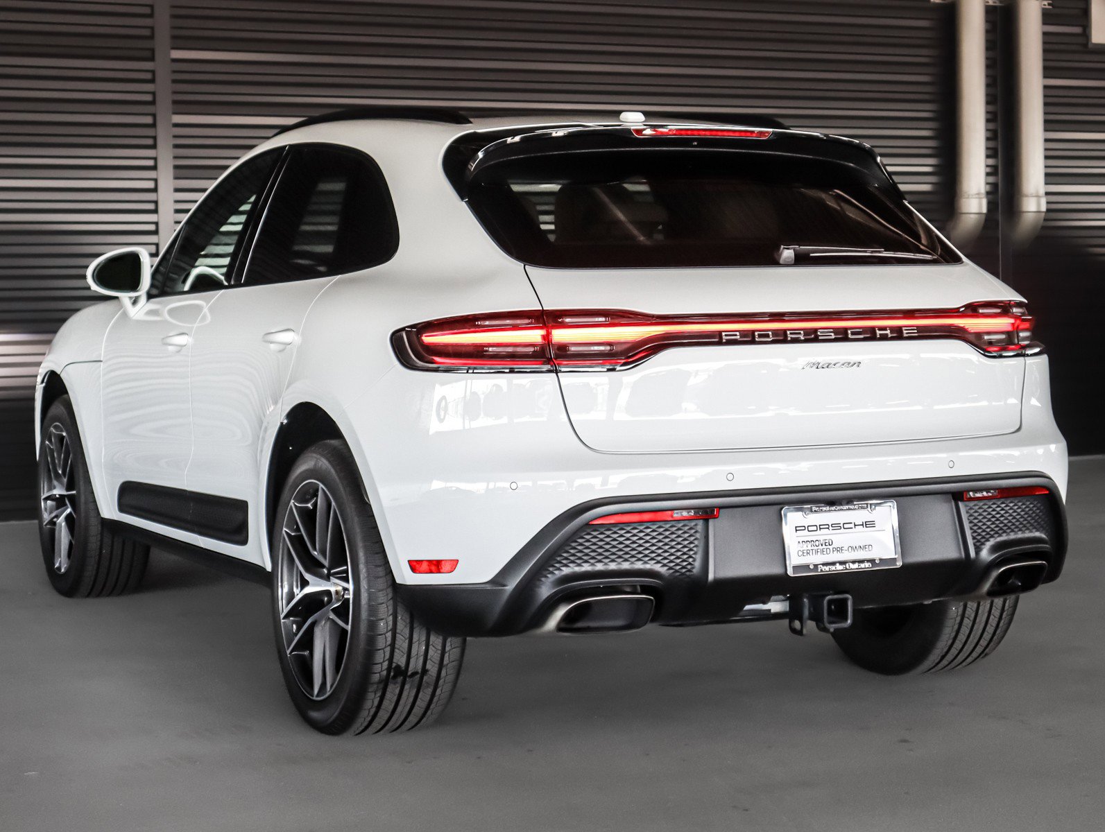 Certified 2025 Porsche Macan image 3