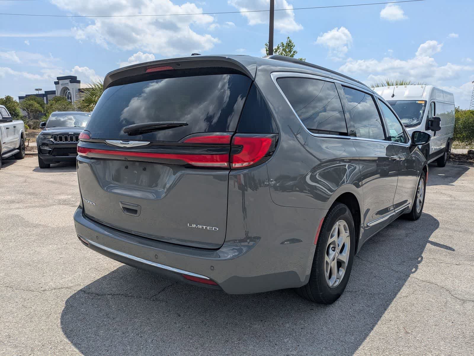 Used 2023 Chrysler Pacifica Limited FWD image 4