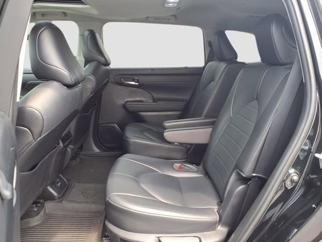 Used 2021 Toyota Highlander XLE AWD/4WD image 12