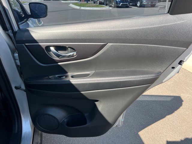 Used 2016 Nissan Rogue S AWD/4WD image 12