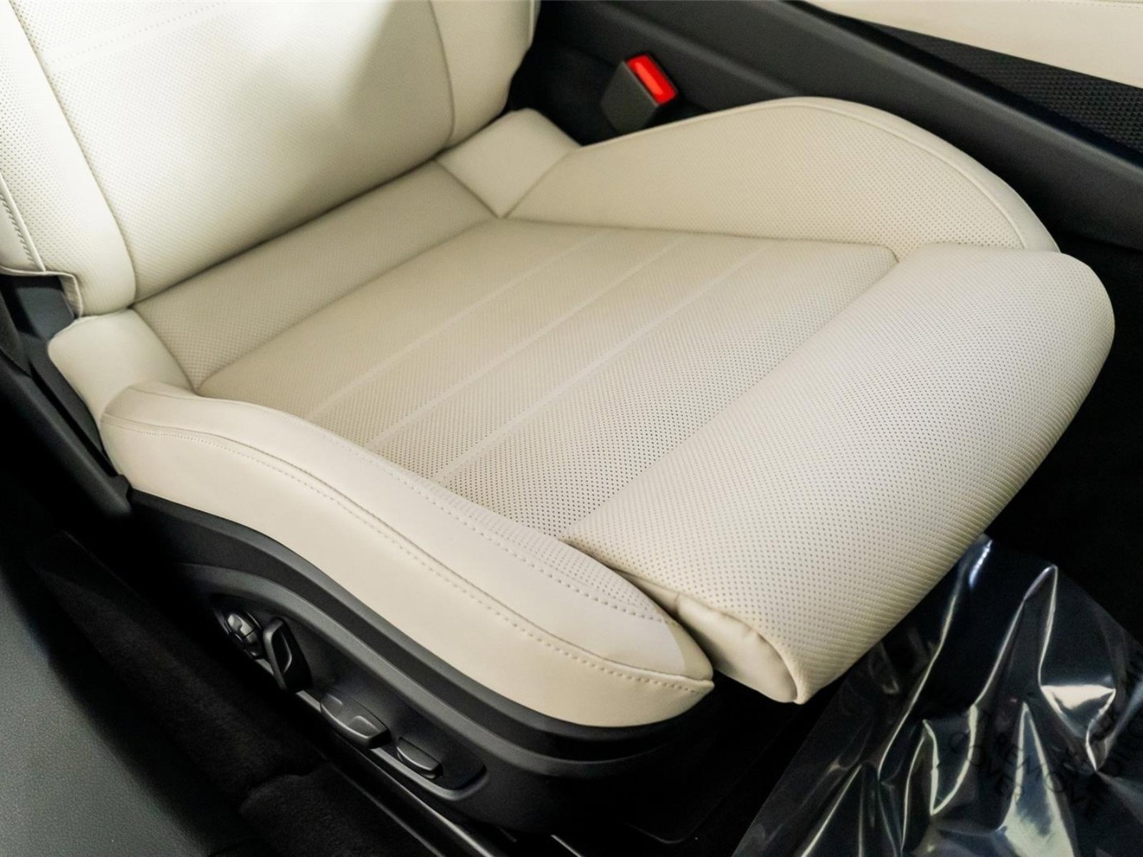 Used 2025 Porsche Panamera 4 w/ Premium Package image 34