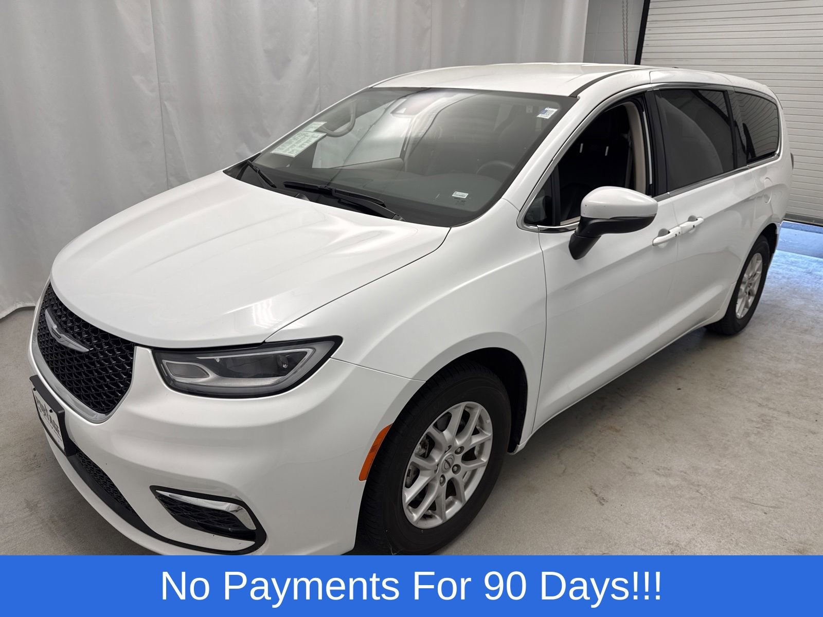 Used 2023 Chrysler Pacifica Touring-L FWD image 5
