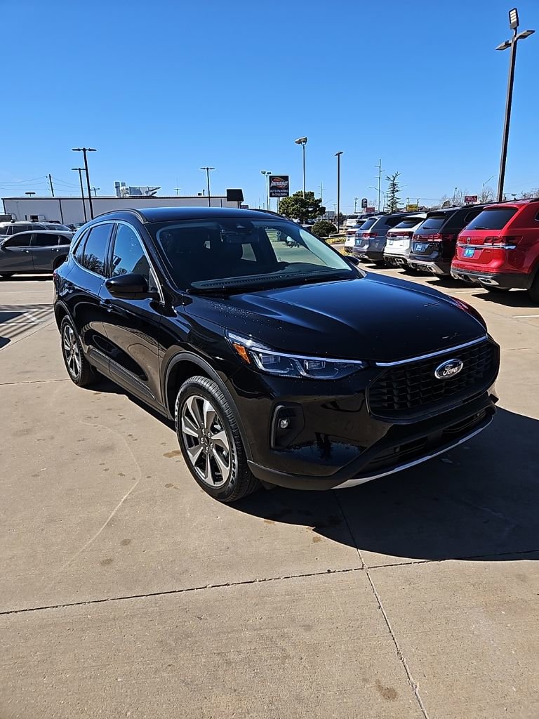 Used 2025 Ford Escape Platinum image 3