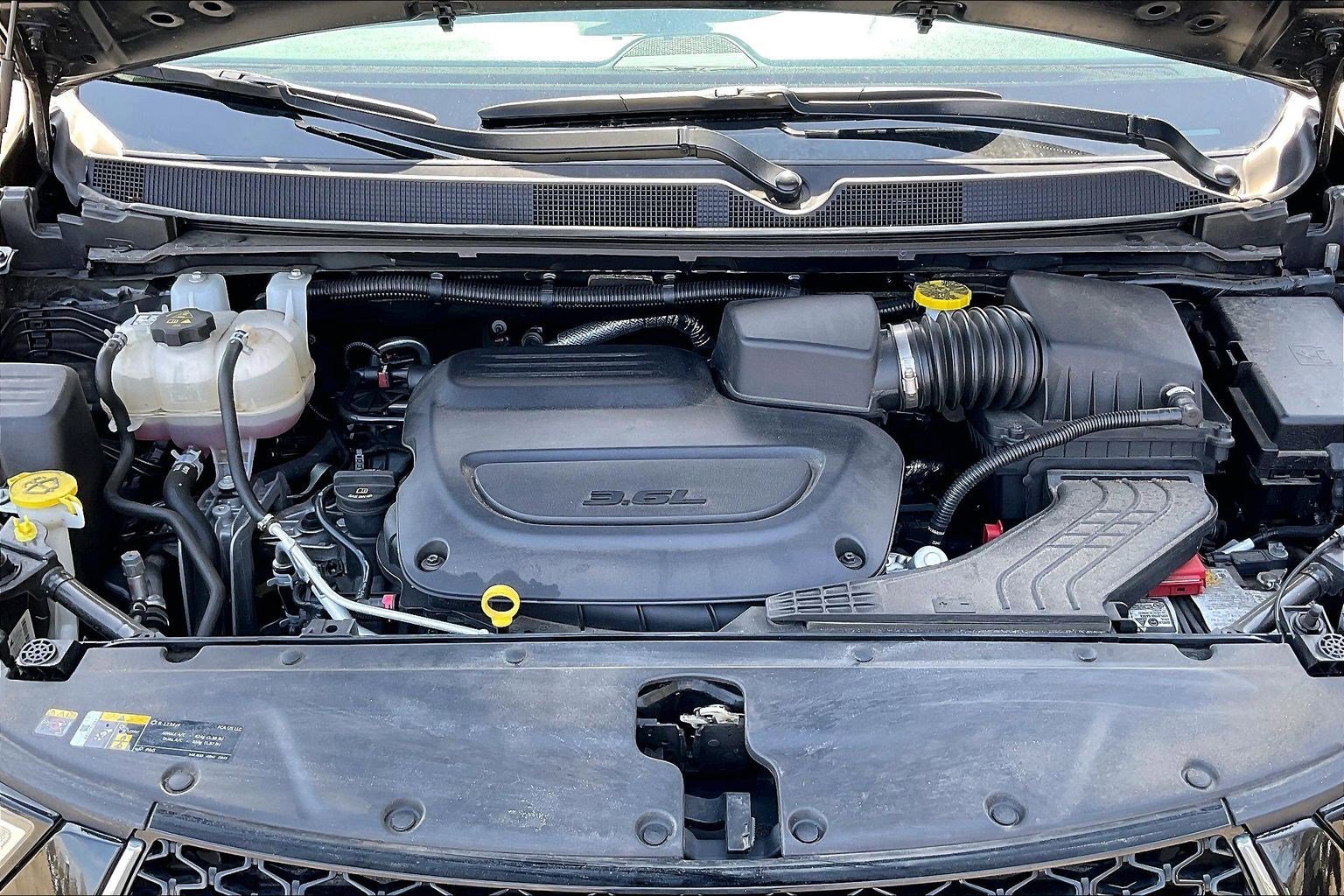 Used 2023 Chrysler Pacifica Touring-L image 9