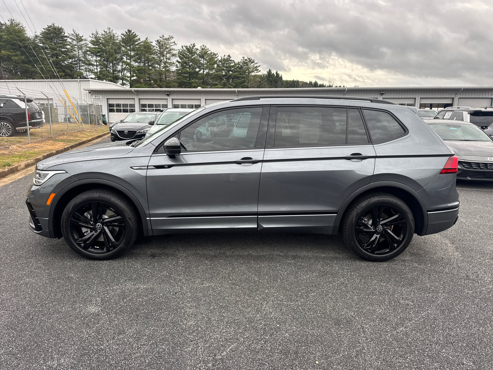 Used 2024 Volkswagen Tiguan SE R-Line image 4