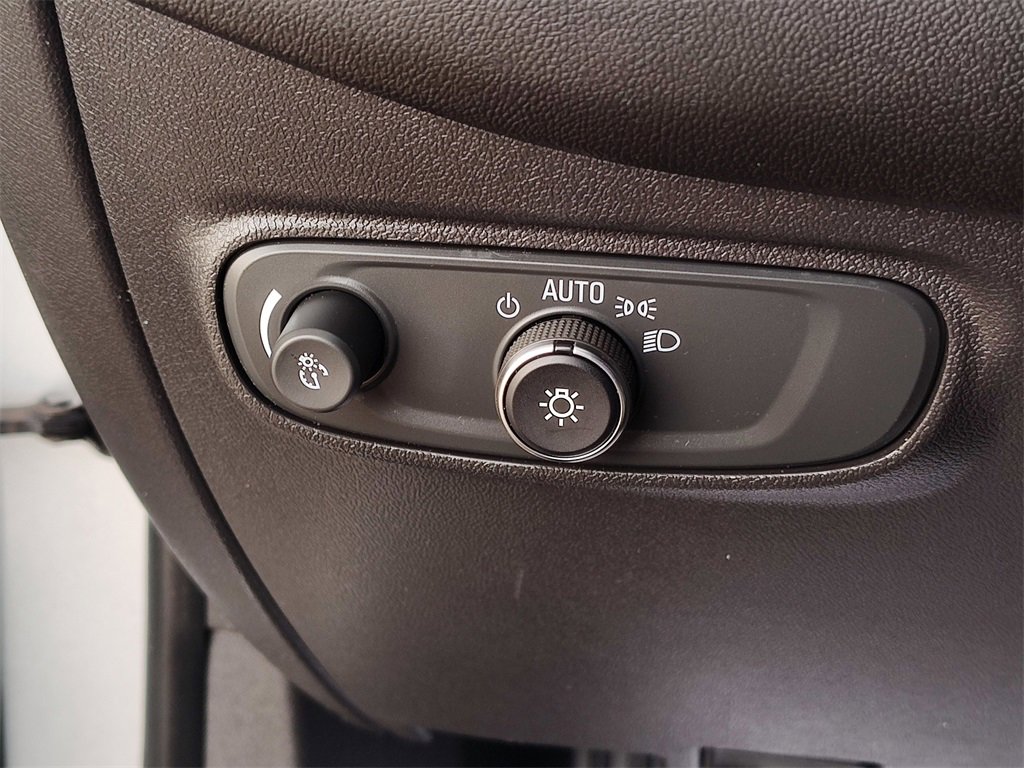 Used 2021 Chevrolet Equinox LS image 23