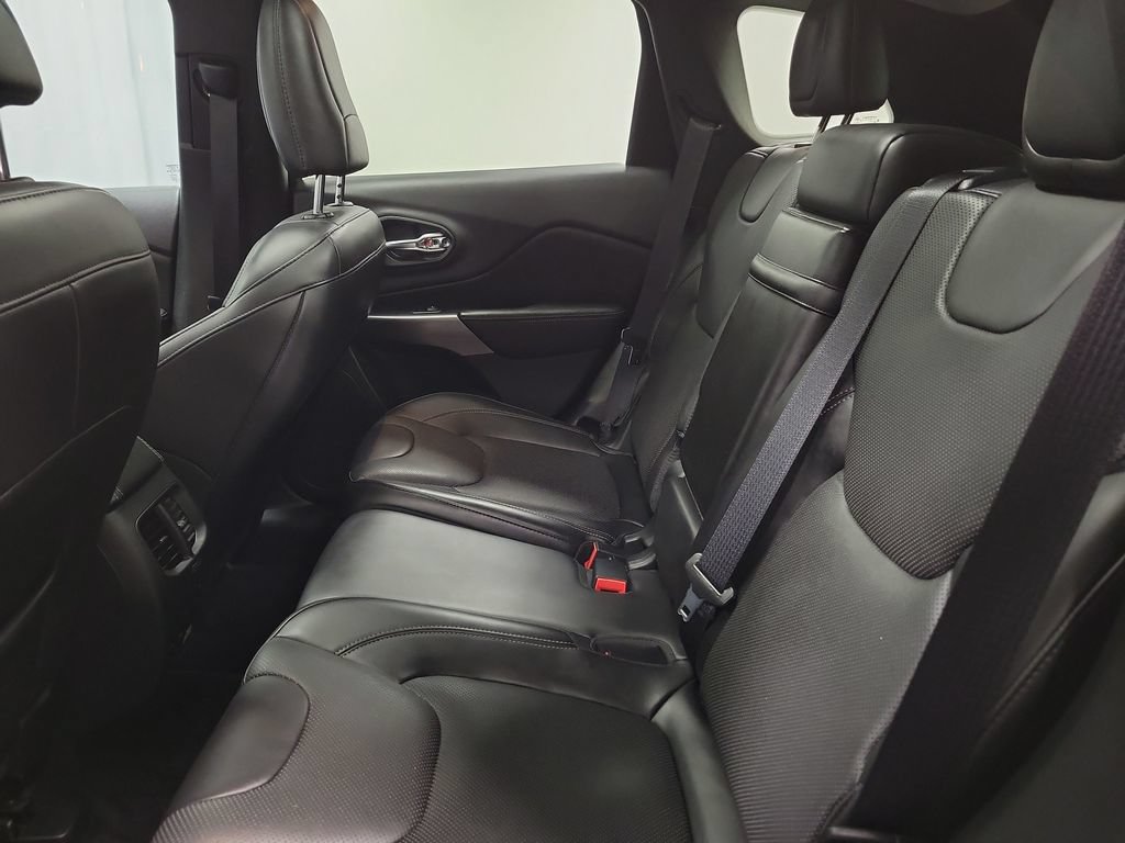 Used 2019 Jeep Cherokee Overland w/ Technology Group AWD/4WD image 31