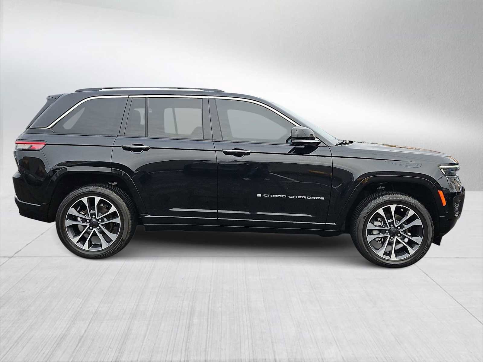 Used 2023 Jeep Grand Cherokee Overland image 9