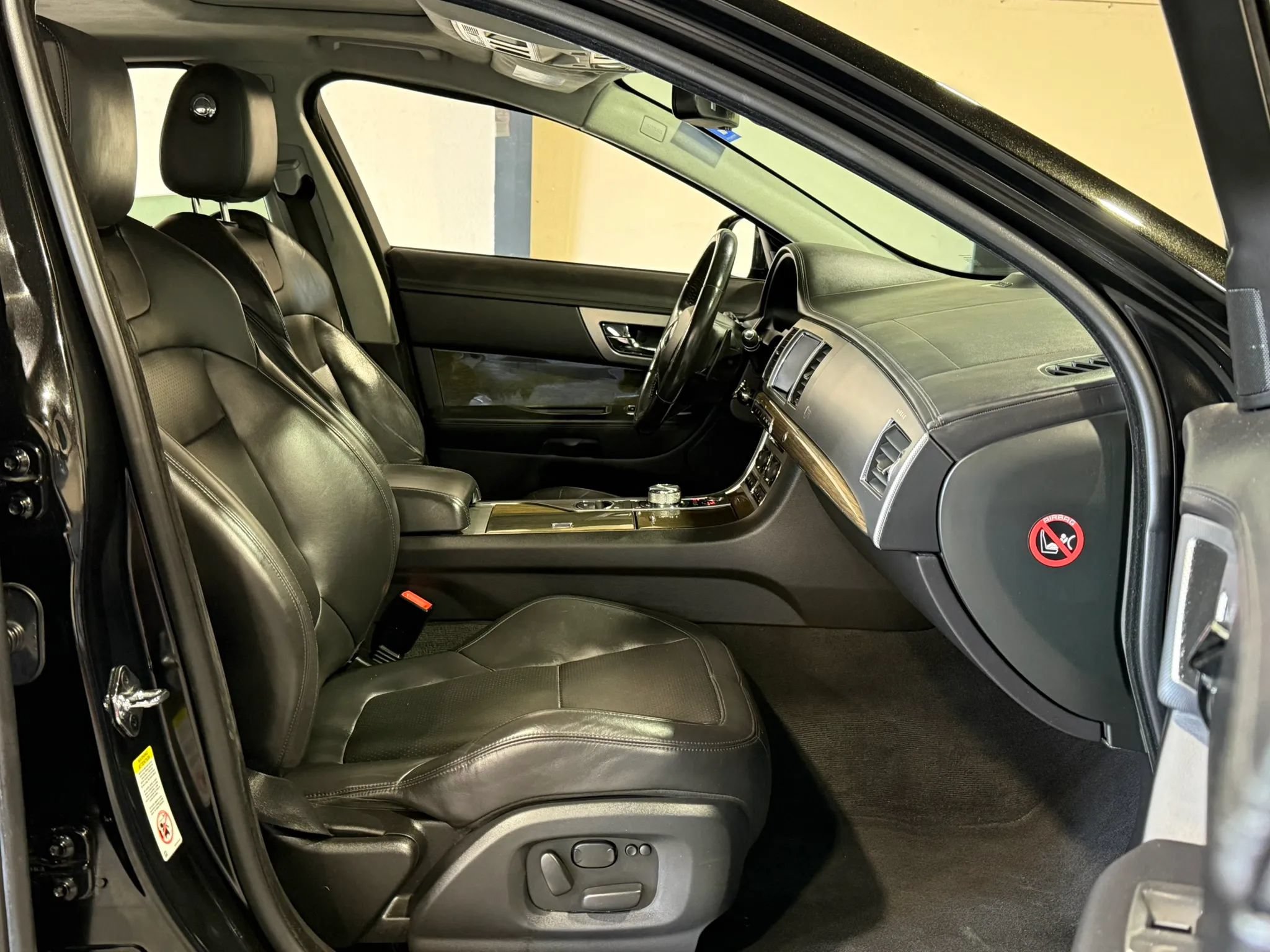 Used 2014 Jaguar XF R RWD image 18