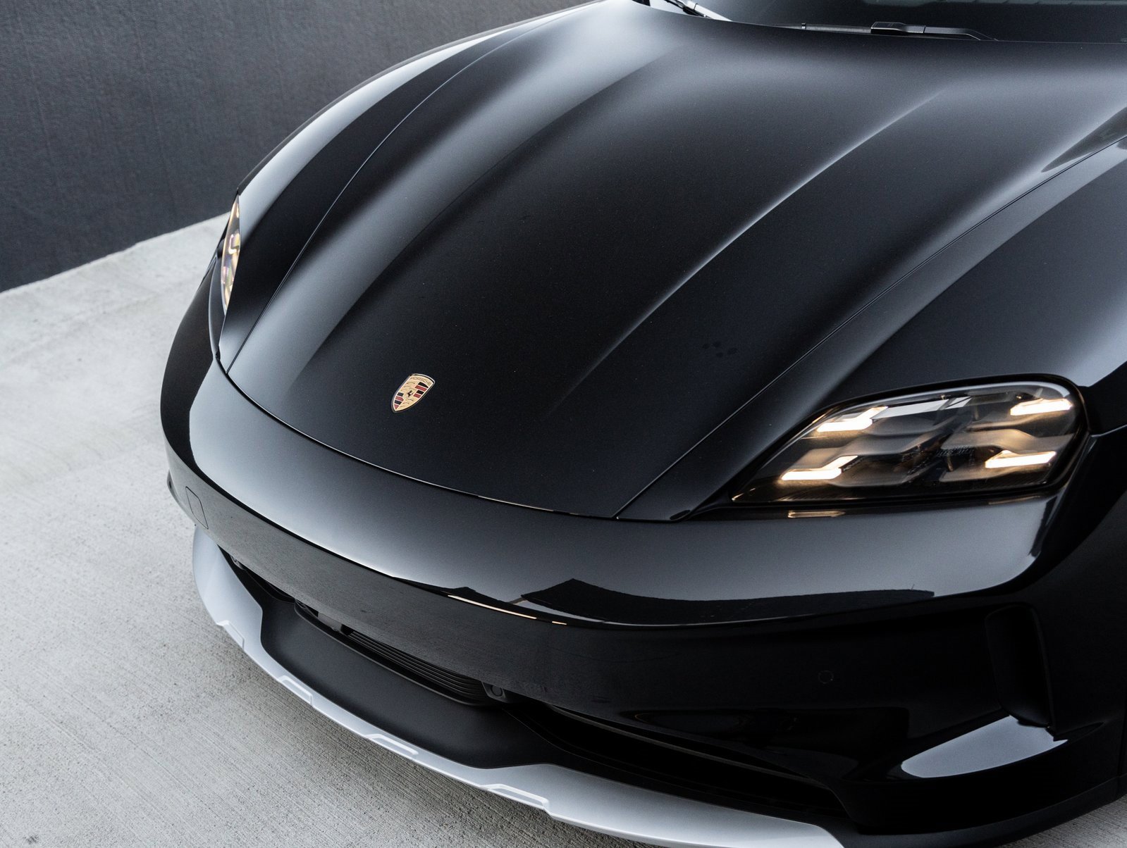 Certified 2025 Porsche Taycan 4 Cross Turismo image 32