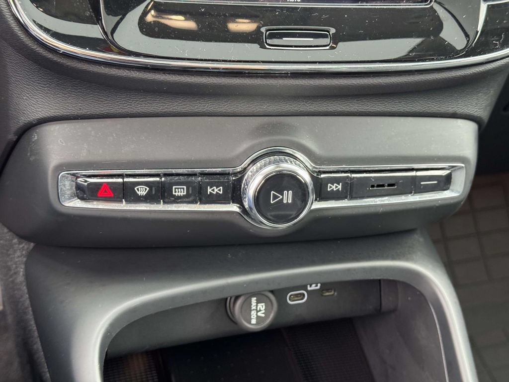 Certified 2023 Volvo XC40 B5 Ultimate w/ Protection Package Premier AWD/4WD image 30