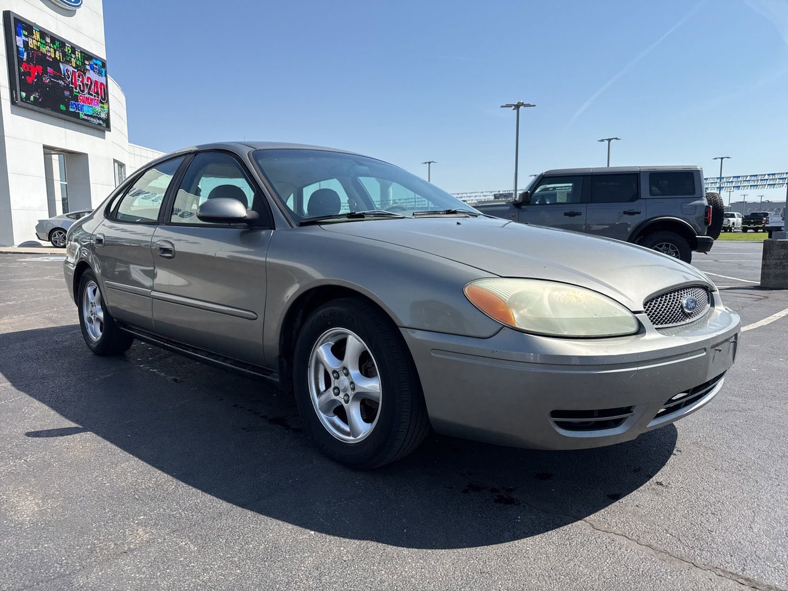 Used 2004 Ford Taurus SE FWD image 3