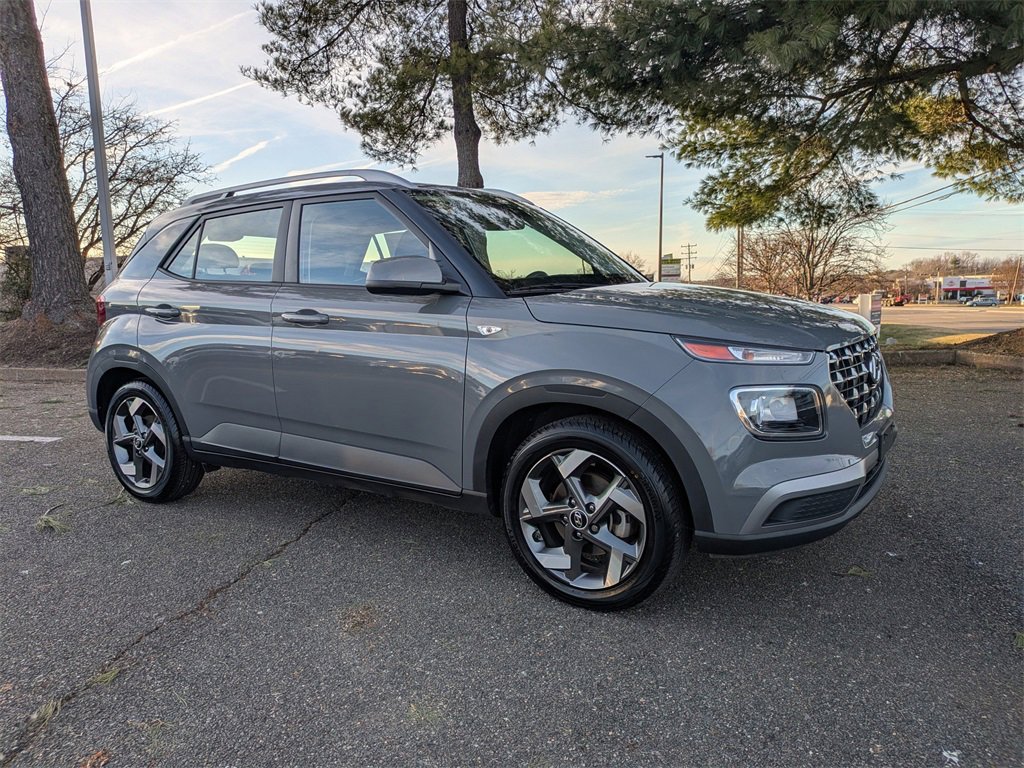 Used 2022 Hyundai Venue SEL image 2