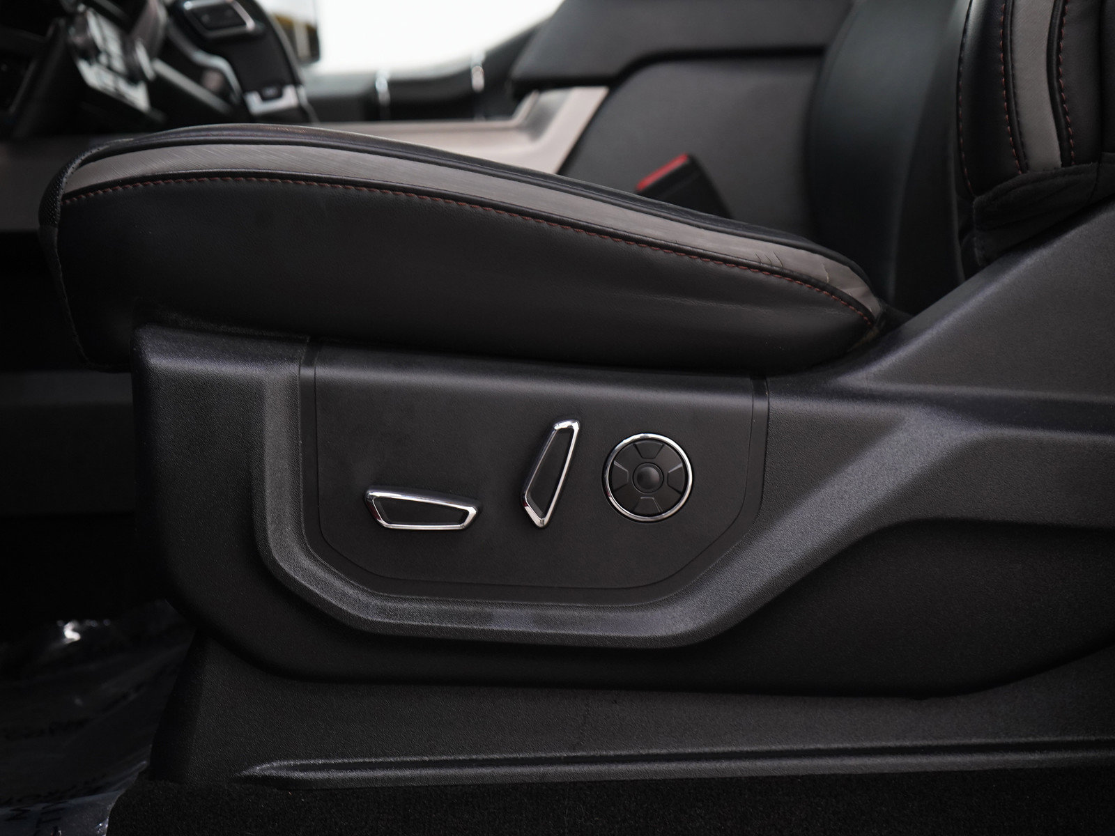 Used 2018 Ford F150 Platinum w/ Equipment Group 701A Luxury AWD/4WD image 23