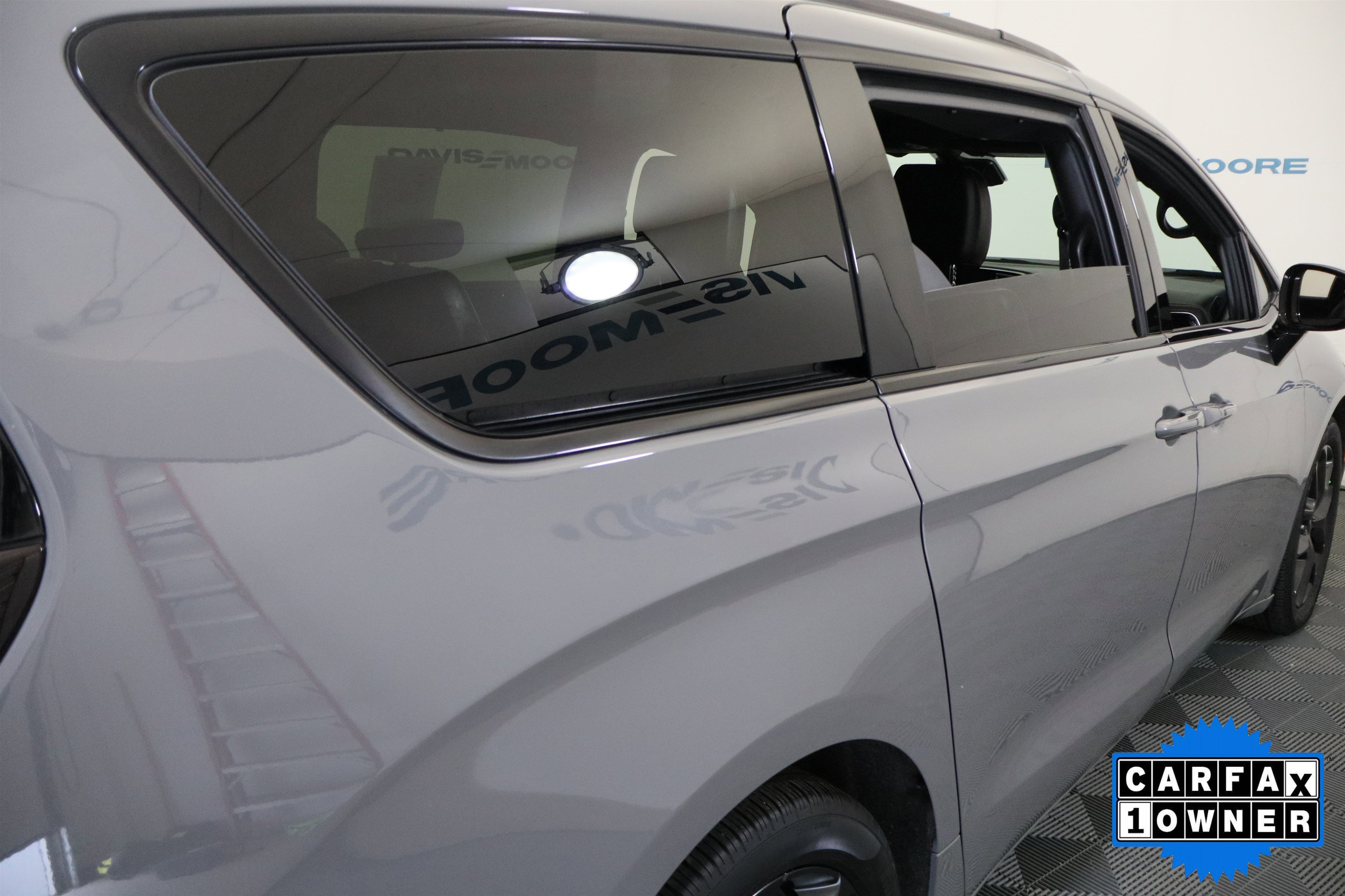 Used 2025 Chrysler Pacifica Limited image 7