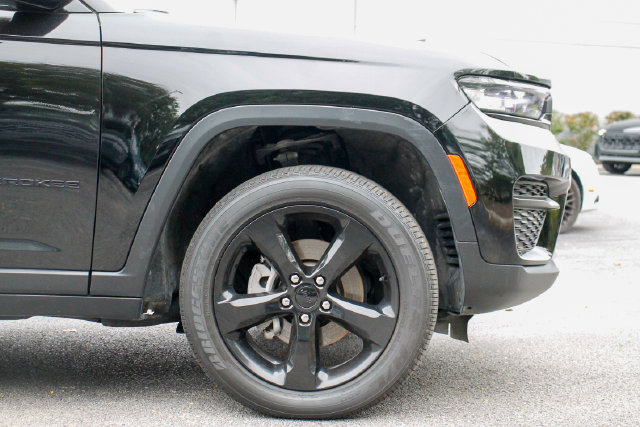 Used 2024 Jeep Grand Cherokee Altitude AWD/4WD image 17
