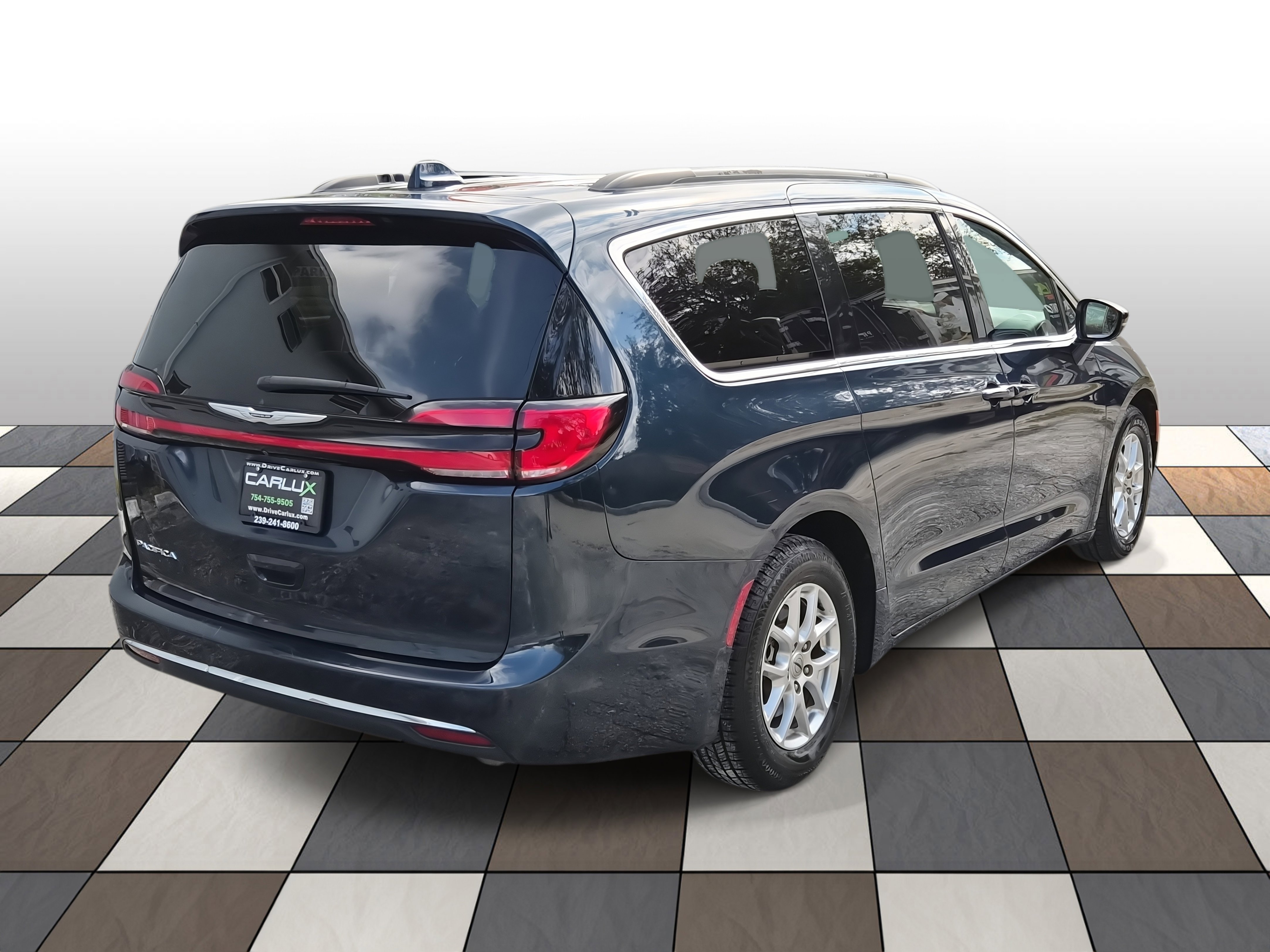 Used 2022 Chrysler Pacifica Touring-L image 4