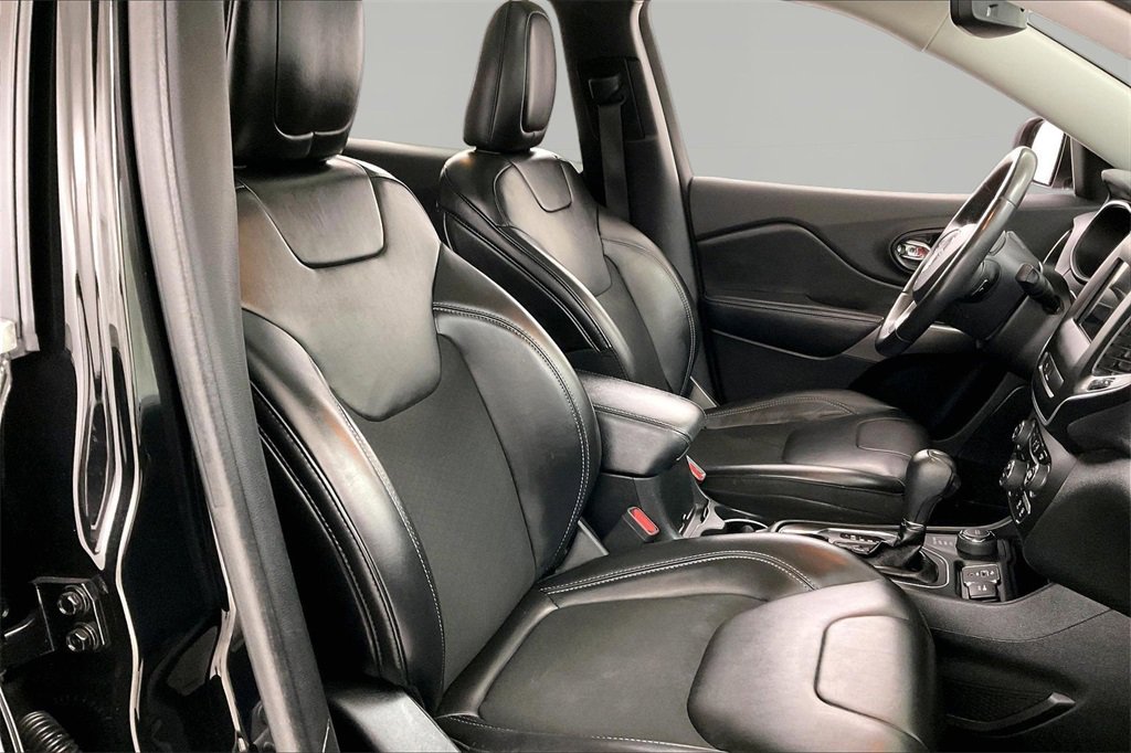 Used 2019 Jeep Cherokee Latitude Plus w/ Comfort/Convenience Group image 24