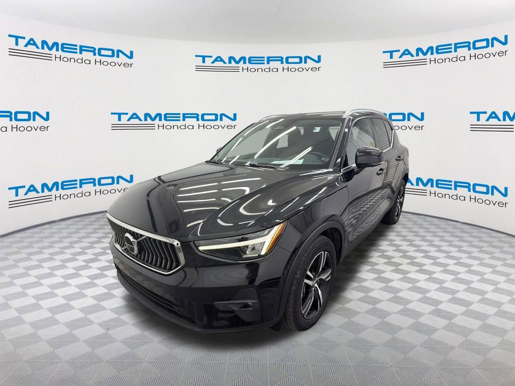 Used 2023 Volvo XC40 B5 Plus video 1