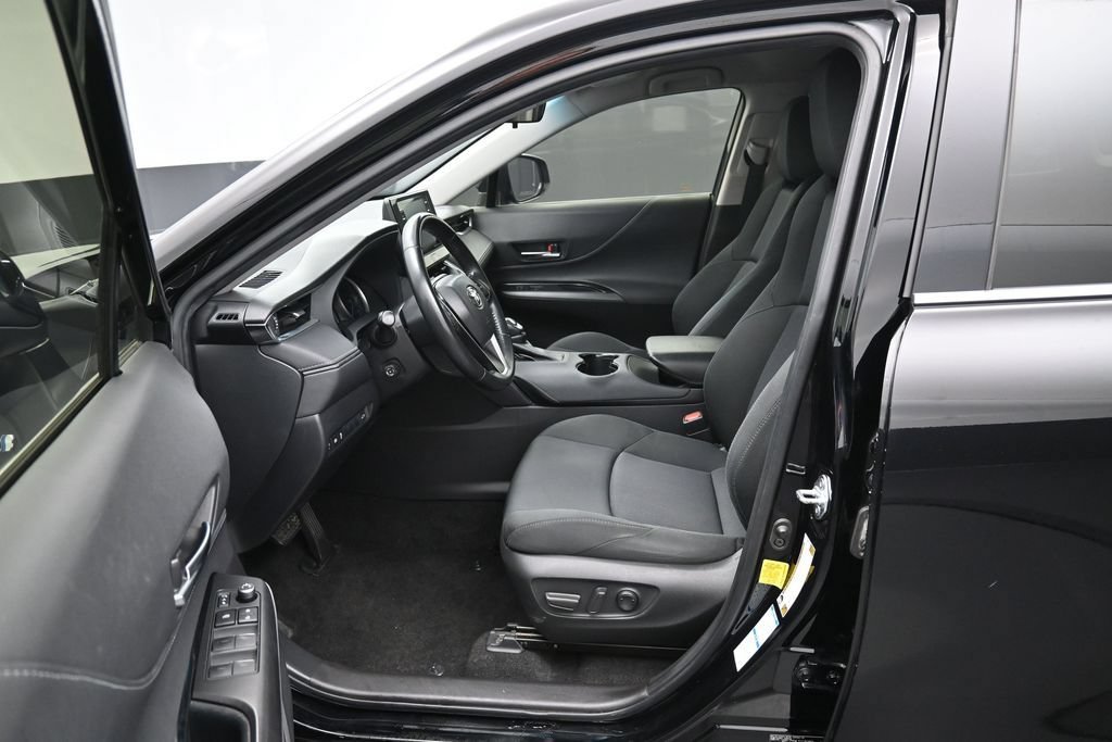 Certified 2021 Toyota Venza LE w/ Carpet Mat Package (TMS) AWD/4WD image 9