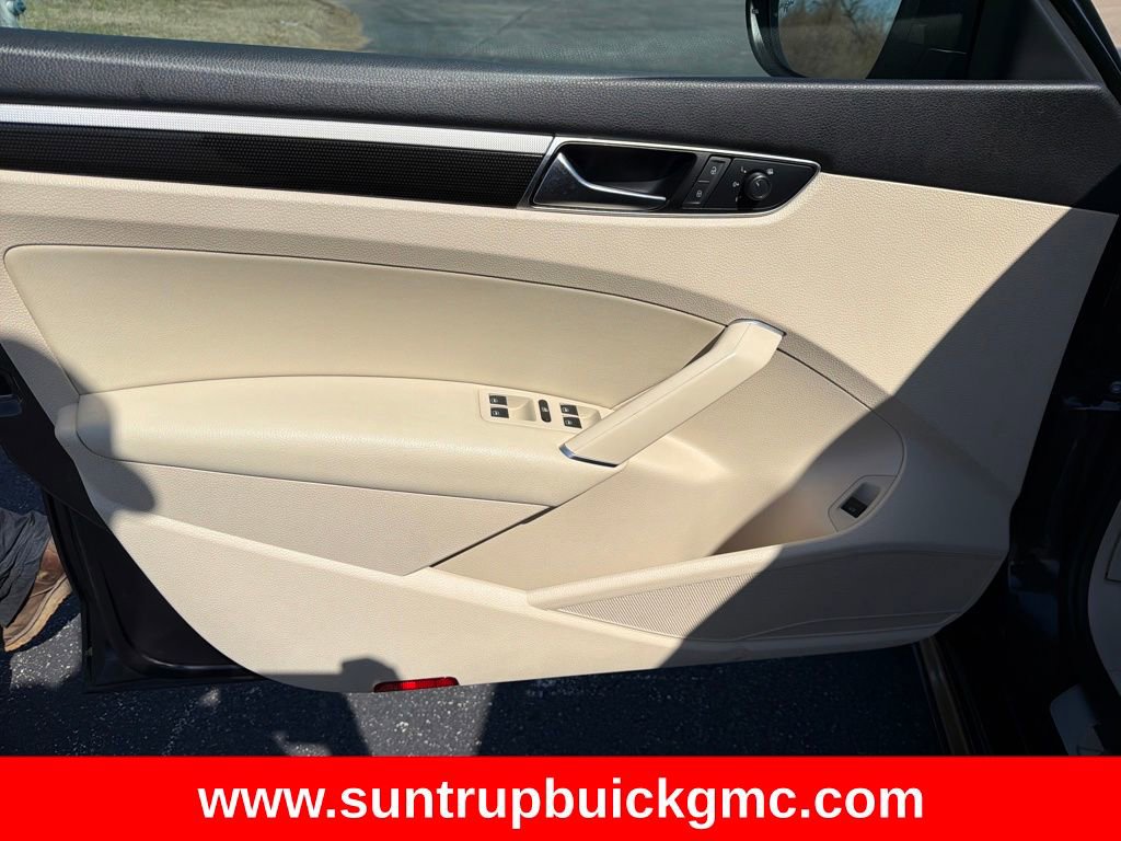 Used 2019 Volkswagen Passat 2.0T SE R-Line image 10