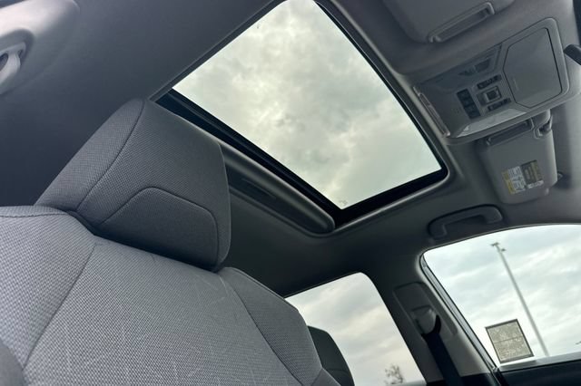 Used 2022 Toyota RAV4 XLE w/ Convenience Package FWD image 21