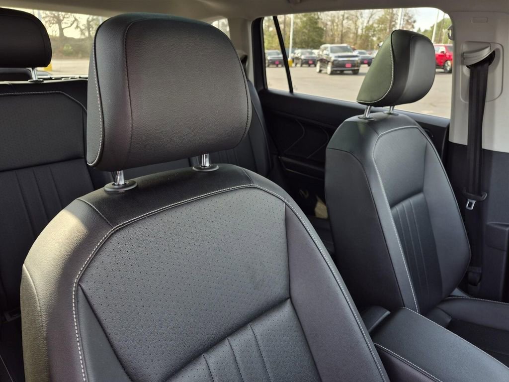 Used 2022 Volkswagen Tiguan SE w/ Panoramic Sunroof Package image 13