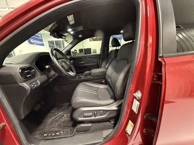 Used 2025 Honda Pilot TrailSport image 11