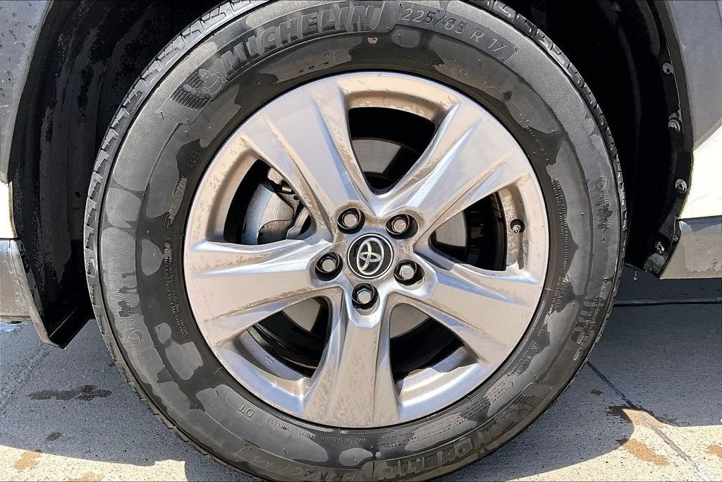 Used 2025 Toyota RAV4 XLE FWD image 11