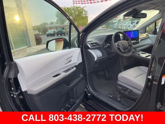 Used 2025 Toyota Sienna XLE image 4