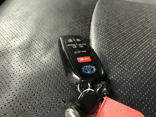 Used 2025 Toyota Sienna Platinum AWD/4WD image 31