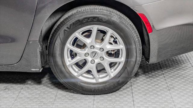 Used 2023 Chrysler Pacifica Touring-L FWD image 34