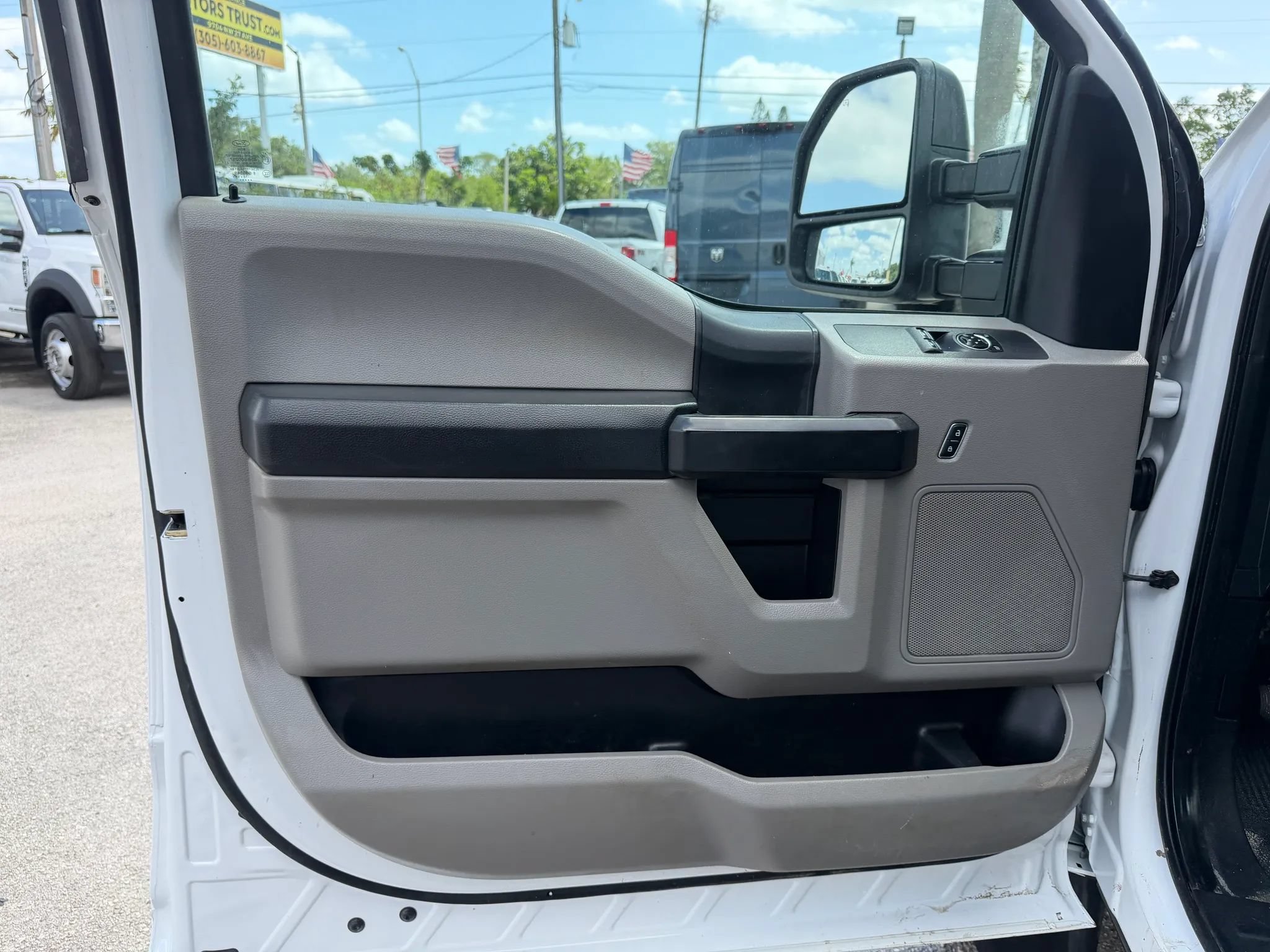 Used 2017 Ford F550 2WD Regular Cab Super Duty image 17