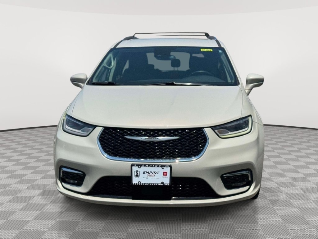 Used 2021 Chrysler Pacifica Touring-L FWD image 2